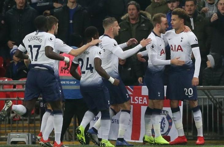 Penyerang Tottenham Hotspur, Dele Alli merayakan golnya ke gawang Chelsea. Dalam laga lanjutan pekan ke-13 Liga Primer Inggris, Tottenham Hotpsur sukses memutus rekor kemenangan Chelsea usai menang 3-1, Minggu (25/11/2018). [DANIEL LEAL-OLIVAS / AFP]