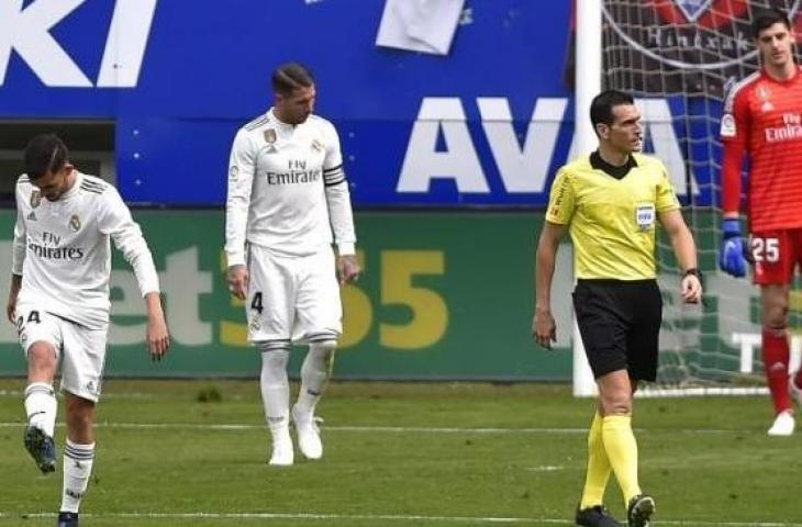 Para pemain Real Madrid tertunduk lesu setelah timnya kalah 0-3 dari tuan rumah Eibar di Stadion Ipurua, Spanyol, Sabtu (24/11/2018), dalam lanjutan La Liga Spanyol. [AFP/Ander Gillenea]