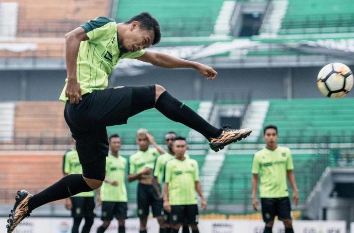 Para pemain Persebaya Surabaya melakukan latihan shoot on target. [officialpersebaya/Instagram]