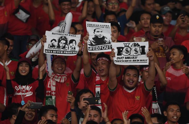 Suporter membentangkan poster Edy Out dalam pertandingan lanjutan Piala AFF 2018 antara Timnas Indonesia melawan Filipina di Stadion Gelora Bung Karno, Jakarta, Minggu (25/11/2018). (ANTARA FOTO/Akbar Nugroho Gumay)