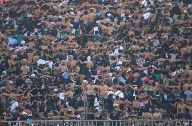 Koreografi Brigata Curva Sud Suporter PSS Sleman (Stephanus Aranditio/www.mxkc.sbs)