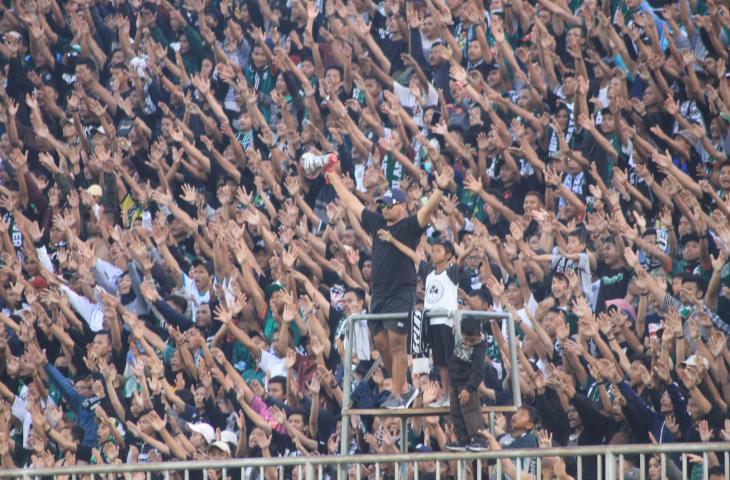 Koreografi Brigata Curva Sud Suporter PSS Sleman (Stephanus Aranditio/www.mxkc.sbs)