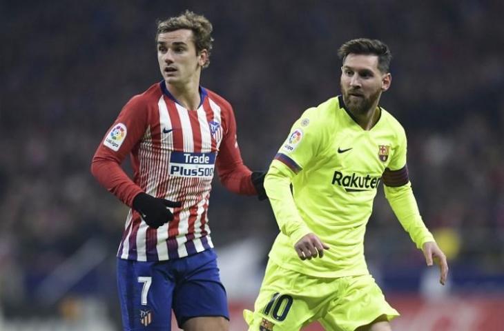 Antoine Griezmann dan Lionel Messi saat berhadapan di pekan ke-13 La Liga pada 24 November 2018. (Oscar Del Pozo/AFP)
