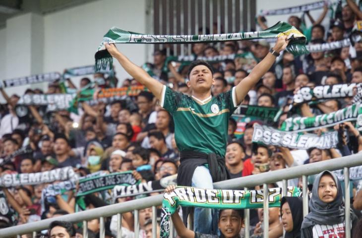 Suporter PSS Sleman menangis haru usai PSS Sleman dipastikan promosi ke Liga 1 2019. (Stephanus Aranditio/www.mxkc.sbs)