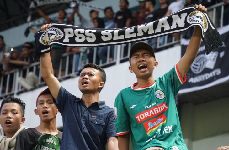 Suporter PSS Sleman menangis haru usai PSS Sleman dipastikan promosi ke Liga 1 2019 (Stephanus Aranditio/www.mxkc.sbs)