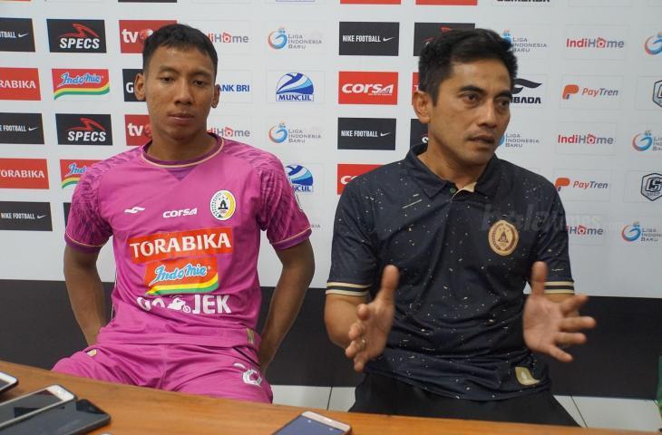 Pelatih PSS Sleman, Seto Nurdiantoro dan Kiper, Ega Rizky saat jumpa pers usai dipastikan promosi ke Liga 1 2019 (Stephanus Aranditio/www.mxkc.sbs)