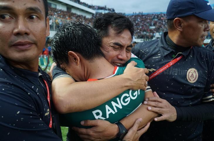 Pelatih PSS Sleman, Seto Nurdiantoro dan Rangga Muslim menangis haru usai PSS Sleman dipastikan promosi ke Liga 1 2019 (Stephanus Aranditio/www.mxkc.sbs)