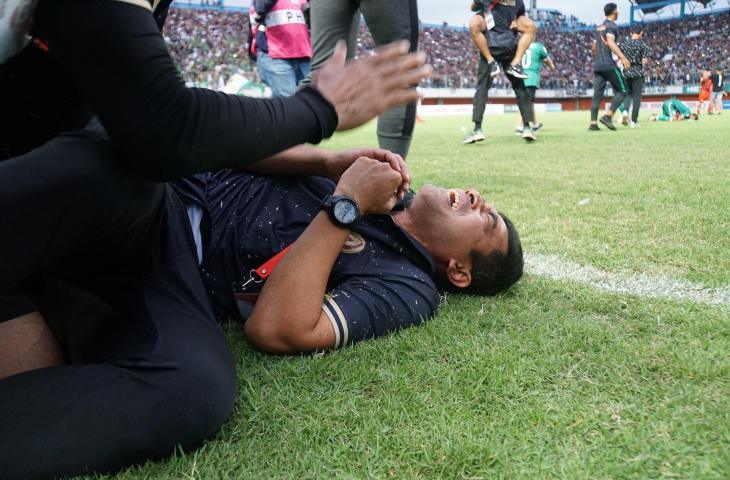 Pelatih PSS Sleman, Seto Nurdiantoro menangis haru usai PSS Sleman dipastikan promosi ke Liga 1 2019 (Stephanus Aranditio/www.mxkc.sbs)