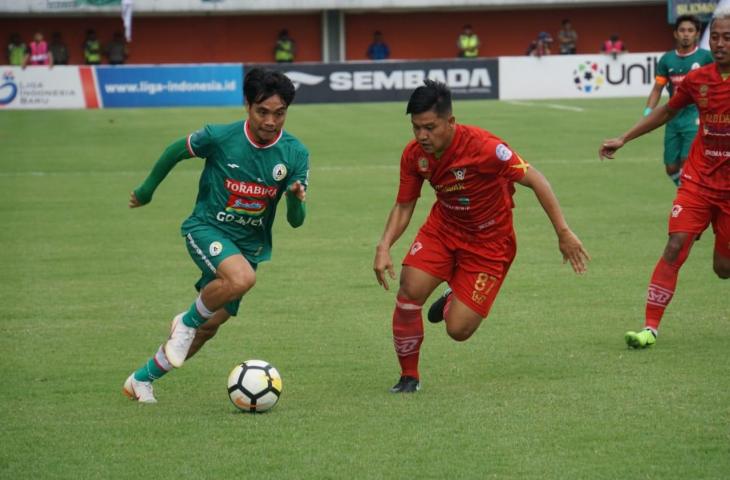 Pemain PSS Sleman, Hamdan Zamzani berebut bola dengan pemain Kalteng Putra, Yericho Christiantoko pada laga leg kedua semifinal Liga 2 yang dihelat di Stadion International Maguwoharjo, Sleman, Rabu (28/11/2018). [Stephanus Aranditio/www.mxkc.sbs]