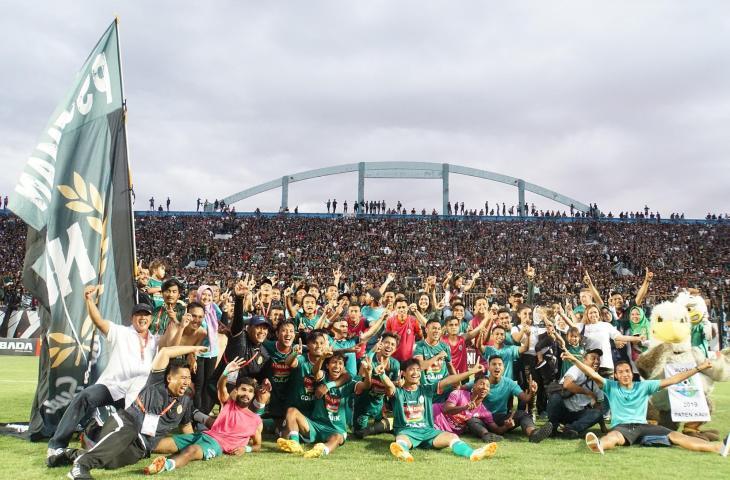 Skuat PSS Sleman berfoto bersama usai dipastikan promosi ke Liga 1 (Stephanus Aranditio/www.mxkc.sbs)