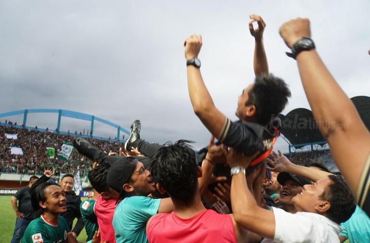 Pelatih PSS Sleman, Seto Nurdiantoro diangkat oleh para pemain usai PSS Sleman dipastikan promosi ke Liga 1 2019 (Stephanus Aranditio/www.mxkc.sbs)