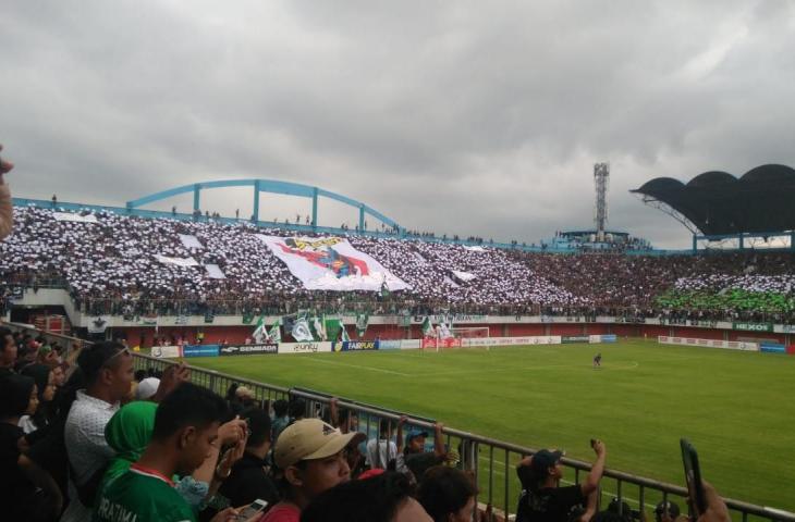 Koreografi Sleman Fans untuk PSS Sleman. [Andiarsa Nata/www.mxkc.sbs]