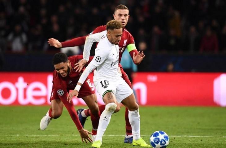 Penyerang Paris Saint Germain, Neymar dikepung pemain Liverpool, Joe Gomez dan Jordan Handerson. Dalam matchday kelima Grup C Liga Champions yang digelar di Parc des Princes Stadium, Paris, Kamis (29/11/2018) dini hari tadi, Paris Saint Germain menang 2-1 dari Liverpool. [FRANCK FIFE / AFP]