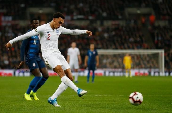 Tendangan Trent Alexander-Arnold yang berhasil membobol gawang Amerika Serikat pada 15 November 2018 (Ian Kington/AFP)