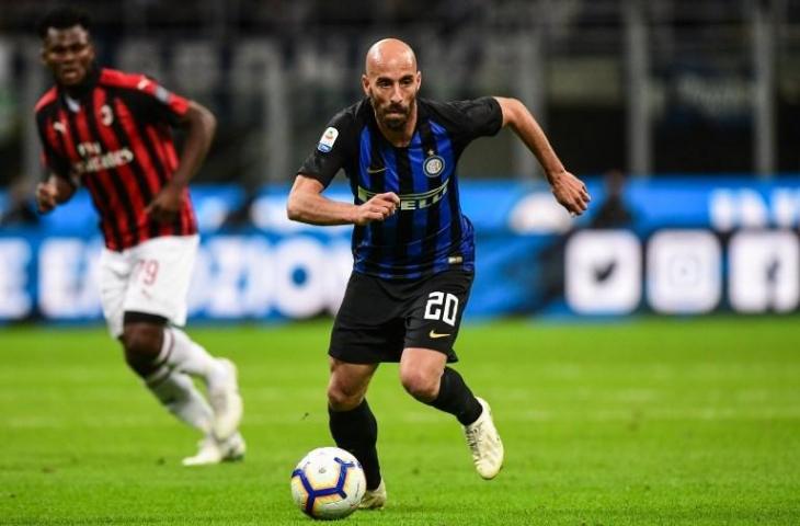 Borja Valero saat menghadapi AC Milan pada 21 Oktober 2018 (Miguel Medina/AFP)
