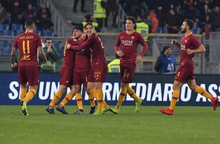 Para pemain AS Roma merayakan gol Cengiz Under ke gawang Inter Milan pada 2 Desember 2018 (Tiziana Fabi/AFP)