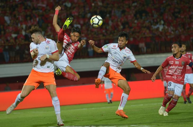 Pemain Bali United Andika Wijaya (kedua kiri) menendang bola yang dihalangi pemain Persija, Marco Simic (kiri) dan Novri Setiawan (kedua kanan) pada pertandingan Sepak Bola Liga 1 di Stadion I Wayan Dipta, Gianyar, Bali, Minggu (02/12/2018). (ANTARA FOTO/Nyoman Budhiana)