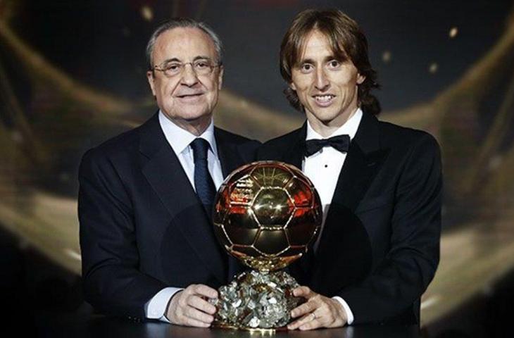 Presiden Real Madrid, Florentino Perez dan Gelandang, Luka Modric bersama trofi Ballon d'Or (dok real madrid)