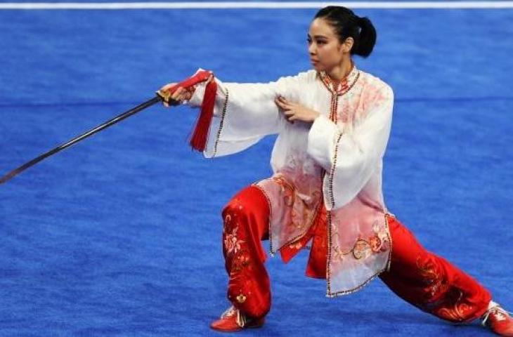 Atlet wushu Indonesia, Lindswell Kwok, saat beraksi dalam nomor Taijijian Putri Asian Games 2018 di JIExpo Kemayoran, Jakarta, Senin (20/8/2018). [Antara/INASGOC/Akbar Nugroho Gumay]