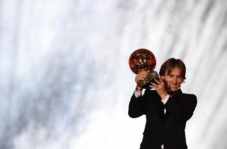 Gelandang Real Madrid, Luka Modric saat menerima penghargaan Ballon d'Or 2018 pada 3 Desember (Franck Fife/AFP)