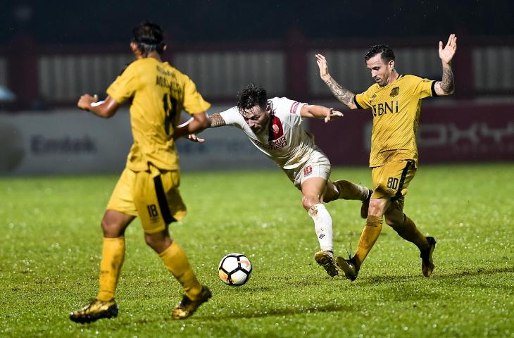 Pemain PSM Makassar Marc Anthony Klok (tengah) berebut bola dengan pemain Bhayangkara FC Paulo Sergio (kanan) dalam pertandingan Liga 1 2018 di Stadion PTIK, Jakarta, Senin (3/12/2018). Pertandingan berakhir dengan skor 0-0. (ANTARA FOTO/Galih Pradipta)