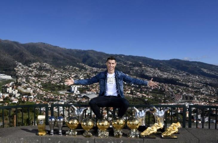 Cristiano Ronaldo berpose bersama trofi individu yang diraihnya pada 1 Januari 2018 (Handout/CR7 Media/AFP)