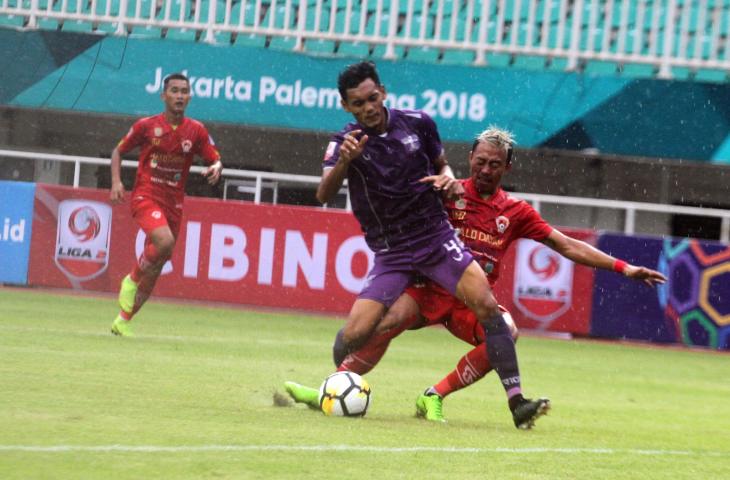 Pemain Persita Hari Hadrian (kiri) berebut bola dengan pemain Kalteng Kushedya Hari Yudo (kanan) pada perebutan juara ke 3 Liga 2 2018 di Stadion Pakansari, Bogor, Jawa Barat, Selasa (4/12/2018). Dalam laga tersebut Kalteng Putra menang dengan skor 2-0, dan promosi ke Liga 1 Indonesia pada Tahun 2019 mendatang. (ANTARA FOTO/Yulius Satria Wijaya)