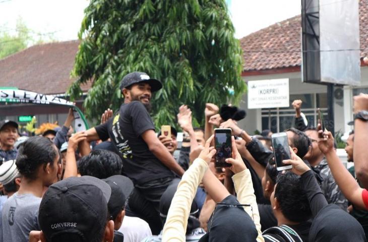 Pemain PSS Sleman, Rifal Lastori saat diangkat oleh para suporter (Andiarsa Nata/www.mxkc.sbs)