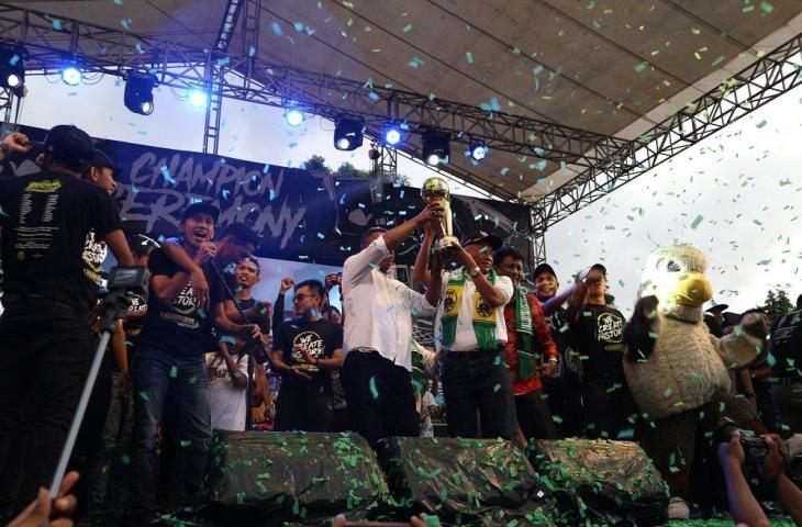 Manajer PSS Sleman, Sismantoro dan Bupati Sleman, Sri Purnomo saat mengangkat Piala Liga 2 (Andiarsa Nata/www.mxkc.sbs)