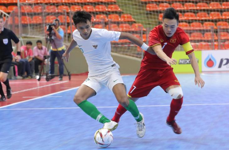 Timnas Indonesia berebut dengan pemain Timnas Vietnam di ajang AFC Futsal U-20 2018 di Bangkok, Rabu (5/12/2018). [http://www.the-afc.com]