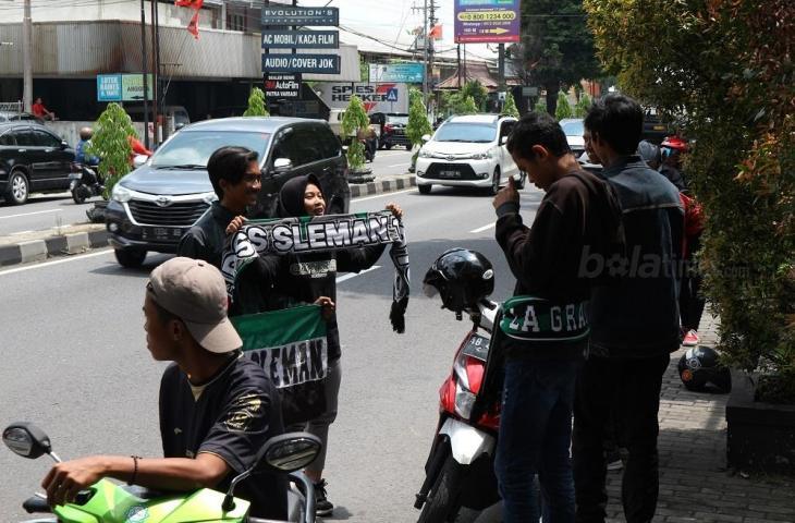 Suporter PSS Sleman saat menanti para pemain kebanggan mereka di pinggir Jalan Magelang (Andiarsa Nata/www.mxkc.sbs)