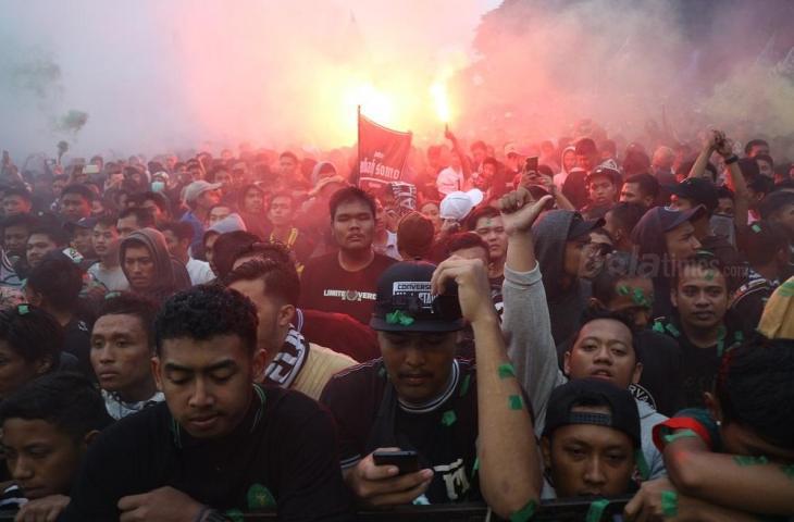 Para suporter PSS Sleman menyalakan flare saat acara puncak di lapangan Pemda Sleman pada Kamis (6/12/2018) [Andiarsa Nata/www.mxkc.sbs]