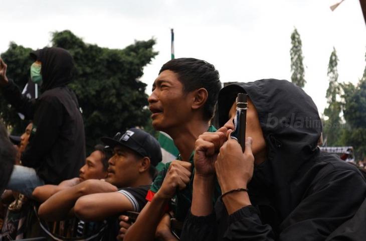 Suporter PSS Sleman sampai menangis saat diputarnya video perjuangan para skuat Super Elja (Andiarsa Nata/www.mxkc.sbs)