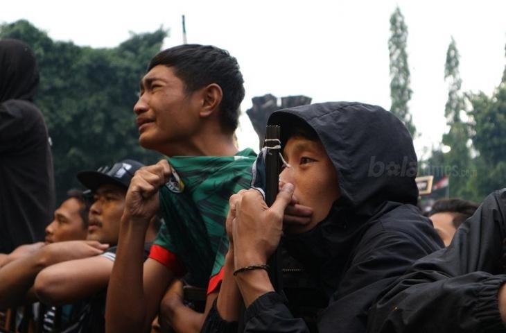 Suporter PSS Sleman menangis saat melihat perjuangan skuat Super Elja dalam sebuah video (Andiarsa Nata/www.mxkc.sbs)