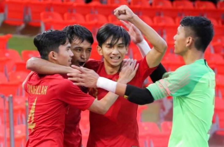 Timnas Futsal Indonesia U-20 melakukan selebrasi usa memenangkan laga kontra Malaysia di babak kualifikasi zona ASEAN AFC Futsal U-20, kemarin. [www.the-afc.com]