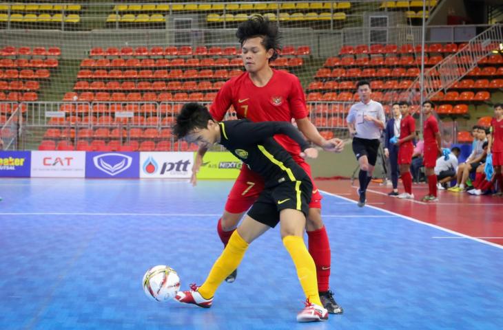 Timnas Futsal Indonesia U-20 saat berhadapan dengan Malaysia di babak kualifikasi zona ASEAN AFC Futsal U-20 di Bangkok, kemarin. [www.the-afc.com]