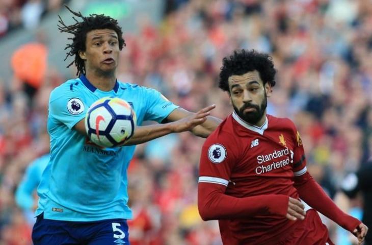 Pemain bertahan Bournemouth, Nathan Ake berebut bola dengan penyerang Liverpool, Mohamed Salah di pertandingan Liga Primer Inggris 14 April 2018 lalu di Anfield. [LINDSEY PARNABY / AFP]