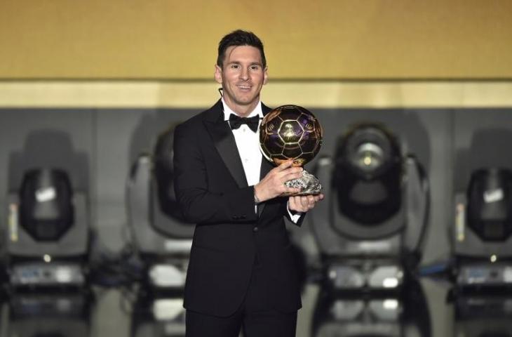 Lionel Messi saat meraih Ballon d'Or pada tahun 2015 (Fabrice Coffrini/AFP)