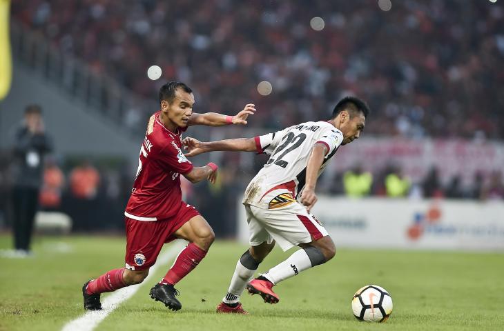 Pemain Persija Jakarta Riko Simanjuntak (kiri) berebut bola dengan pemain Mitra Kukar FC Dedy Hartono (kanan) dalam pertandingan liga 1 2018, Stadion Utama Gelora Bung Karno, Jakarta, Minggu (9/12/2018). Persija Jakarta berhasil mengalahkan Mitra Kukar FC dengan skor 2-1 dan memastikan juara Liga 1 2018. (ANTARA FOTO/Galih Pradipta)