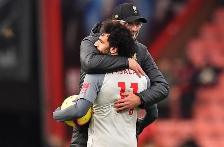 Jurgen Klopp memeluk Mohamed Salah setelah mencetak gol ketiganya ke gawang Bournemouth pada 8 Desember 2018 (Glyn Kirk/AFP)