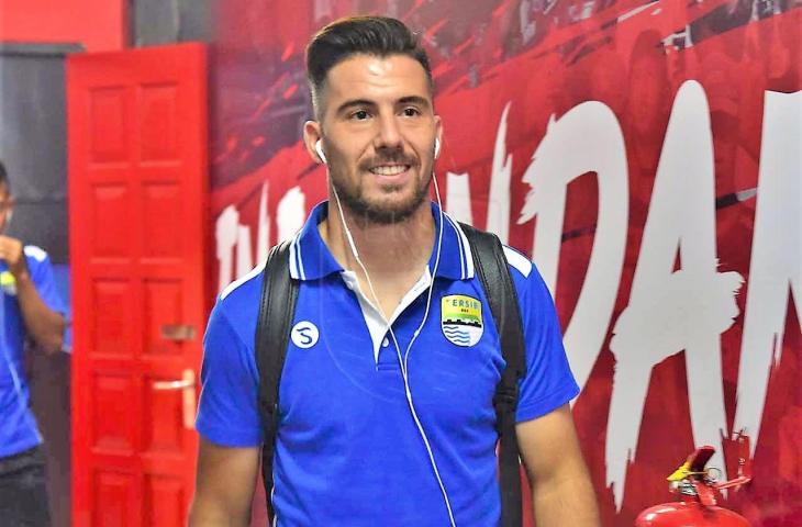 Pemain Persib Bandung, Jonathan Bauman tiba di Stadion Kapten I Wayan Dipta Gianyar, Bali menjelang pertandingan kontra Barito Putera. (Dok Persib)
