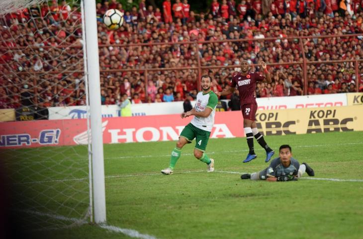 Pemain PSM Makassar Alessandro Ferreira (kanan atas) memasukkan bola ke gawang PSMS yang dijaga Dhika Bayangkara (bawah) saat bertanding pada Lanjutan Liga 1 2018 di Stadion Andi Mattalatta Makassar, Sulawesi Selatan, Minggu (09/12/2018). Pada babak pertama tuan rumah PSM Makassar unggul atas tamunya, PSMS Medan dengan skor 4-0. (ANTARA FOTO/Yusran Uccang)