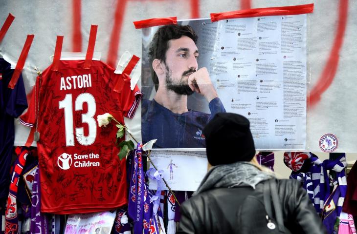 Persembahan terakhir suporter terhadap kapten Fiorentina, Davide Astori (AFP)