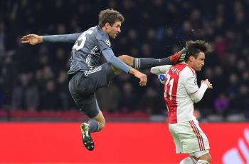 Ngeri, Thomas Muller Layangkan Tendangan Kung Fu ke Kepala Pemain AJax