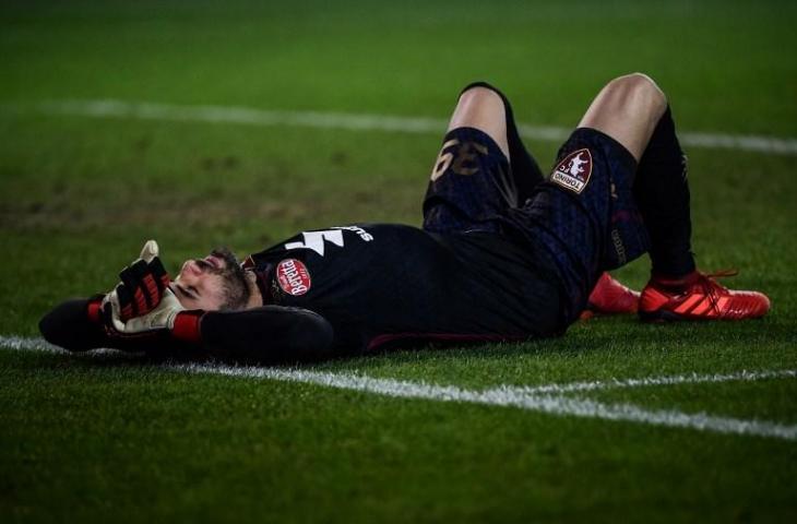 Kiper Torino, Salvatore Sirigu berbaring di lapangan setelah mendapatkan cedera pada laga melawan Juventus (15/12/2019) [Marco Bertorello/AFP)