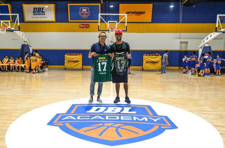 Dimaz Muhari (kiri) dan David da Silva (kanan) bertukar jersey saat berjumpa di DBL Academy (Sumber: persebaya.id)