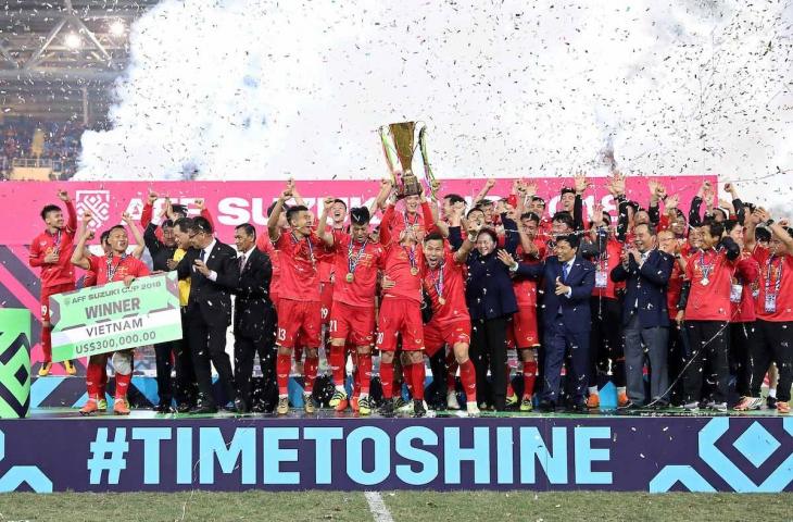 Pemain Timnas Vietnam merayakan gelar juara Piala AFF 2018 usai mengalahkan Malaysia di partai final di Stadion My Dinh, Vietnam, Sabtu (15/12/2018)