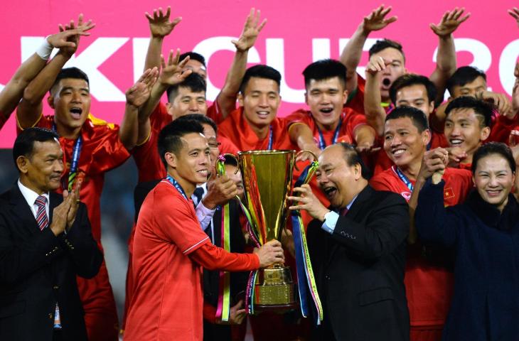 Pemain Timnas Vietnam merayakan gelar juara Piala AFF 2018 usai mengalahkan Malaysia di partai final di Stadion My Dinh, Vietnam, Sabtu (15/12/2018)