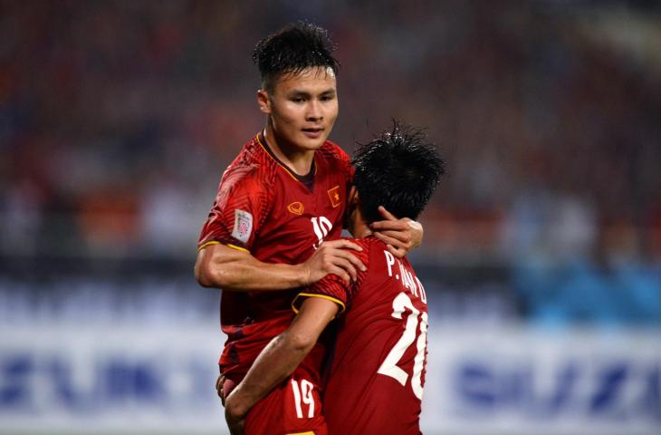 Pemain Vietnam, Nguyen Quang Hai bersama Phan Van Duc merayakan kemenangan atas Filipina di Piala AFF 2018 di Stadion My Dinh, Hanoi (6/12/2018) (AFP)