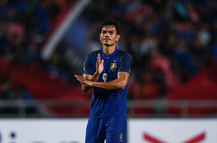 Pemain Thailand, Adisak Kraisorn merayakan gol ke gawang Singapura pada Piala AFF 2018 di Stadion Rajamangala, Bangkok (25/11/2018) (AFP)